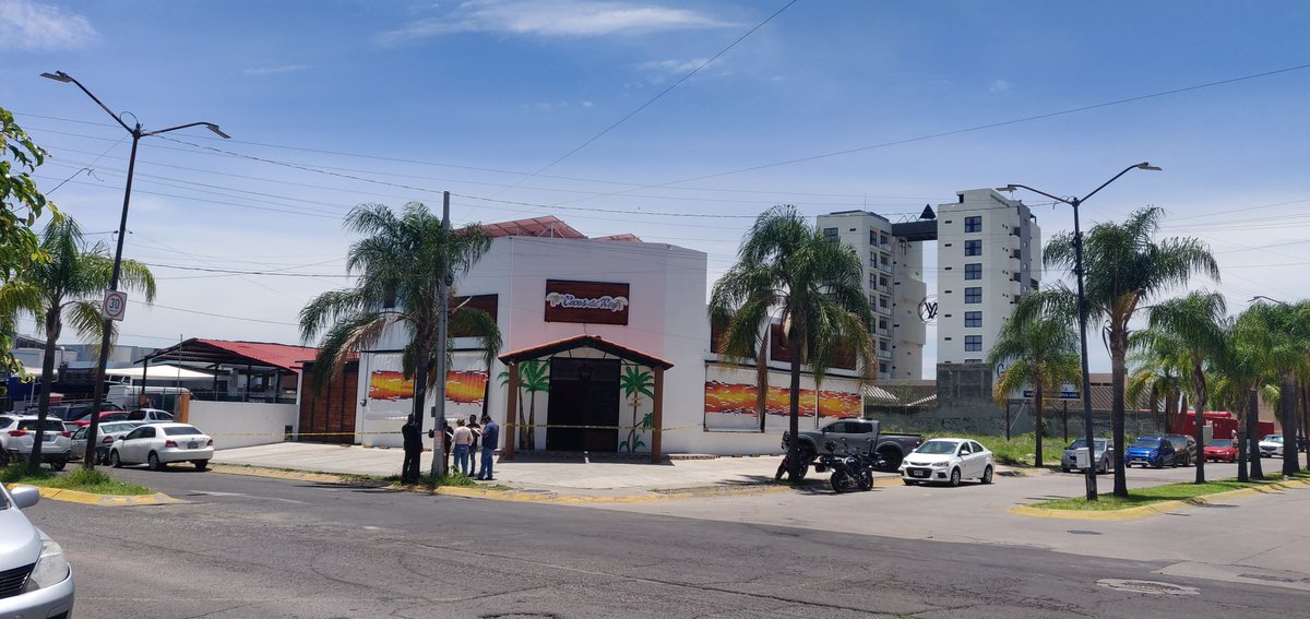 jocalavera's tweet photo. @Trafico_ZMG  ¿Sabes que paso en Av  Valle de Atemajac casi a la entrada de Jardin Real?

Esta acordonada la zona y está fiscalía y Policía de Zapopan. https://t.co/VWlDs6sc6n