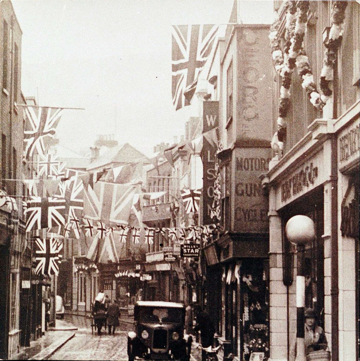 DoverPages's tweet photo. Snargate Street Dover in the 1930s before WW2 and road building left the only one standing on the immedate right (though that is likelyt to be demolished) #dover #kent #history #snargatestreet #1930s #doverhistorypages https://t.co/k9RFomN2xZ https://t.co/kAEKcxfiwN