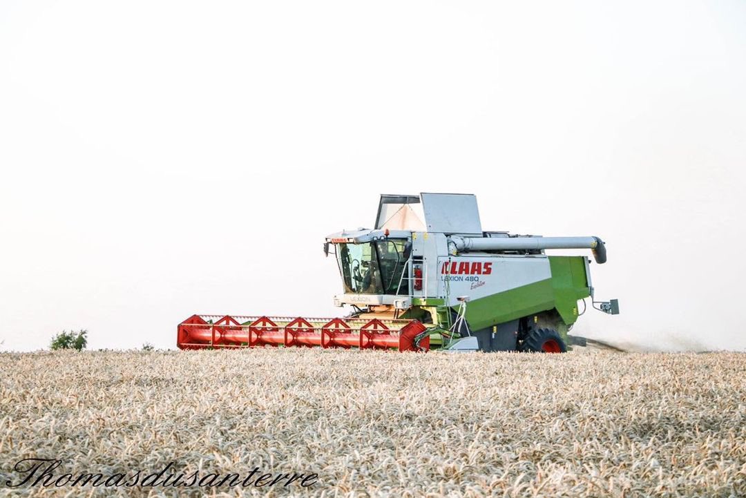 CLAASFrance's tweet photo. On partage avec vous la petite pépite du soir : une LEXION 480 EVOLUTION. #CLAAS #moisson22 https://t.co/Bcb9hpCzjP