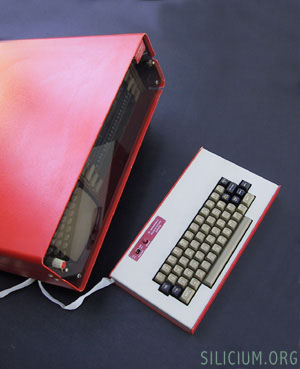 occitel's tweet photo. Oh ! Une belle machine de la collection #silicium vraiment pas courante. Le Polyvalent Development System PDS de #Motorola date de 1976. Il offre un cpu 6800 à 900 KHz, un fond de panier à 6 slots format #Exorciser et un écran à tube de 5 pouces. poke @MotorolaUS https://t.co/oQgYPNNT2x