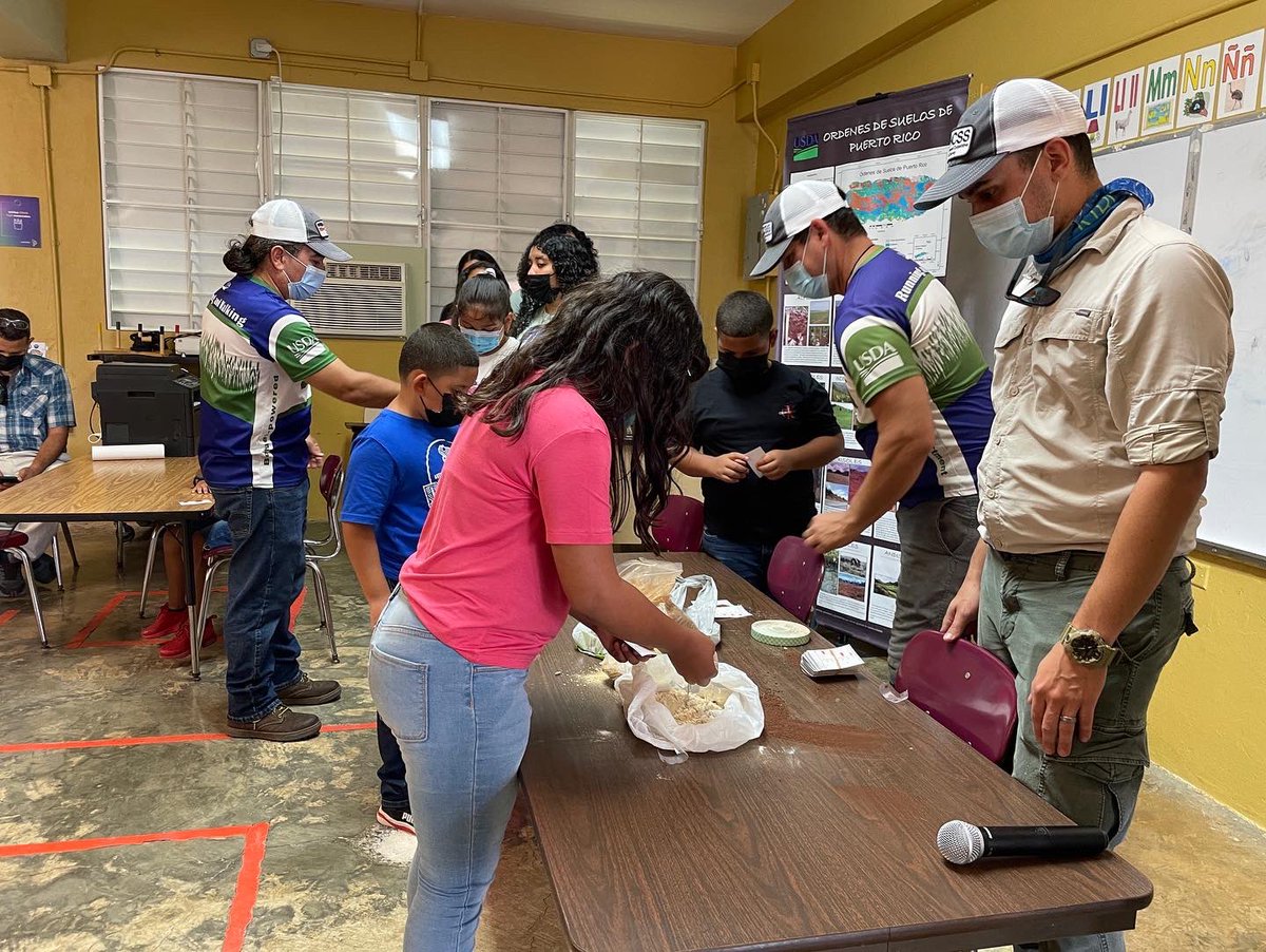 SeaGrantPR's tweet photo. Ayer, 19 de julio, el extensionista, Olivares, coordinó una actividad en la comunidad de las Mareas de Salinas, donde el Natural Resources Conservation Service, presentó sus proyectos y productos.
#whyseagrant #puertorico #nrcs #seagrantcommsci #sciencewitheveryone https://t.co/qx8S5UZ1Ts