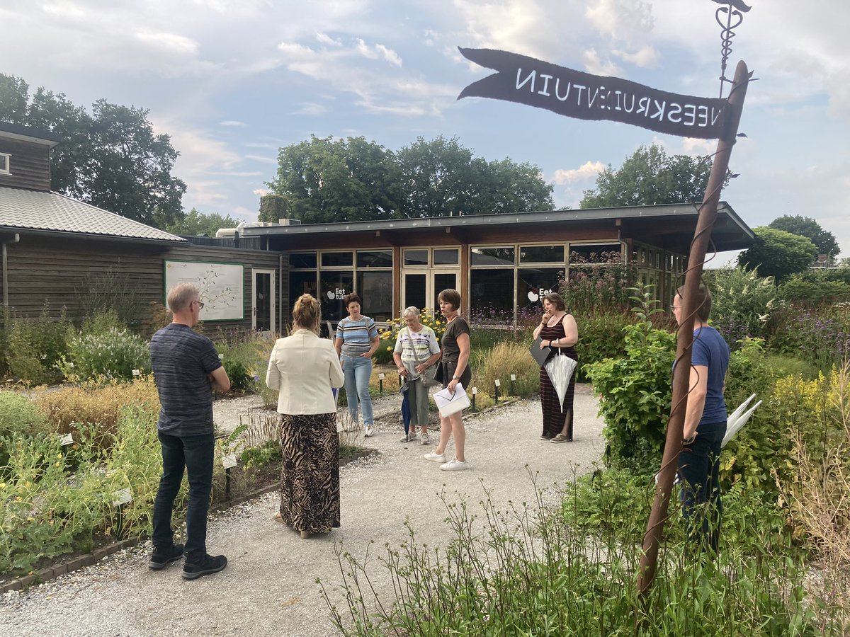Op <a href="/dekruidhof/">dekruidhof</a> hebben we er weer een rondleider bij. Examen afgenomen op deze mooie avond. #Buitenpost