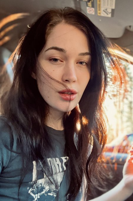 Watch Evelyn Claire's leaked NSFW photo on TwXstars