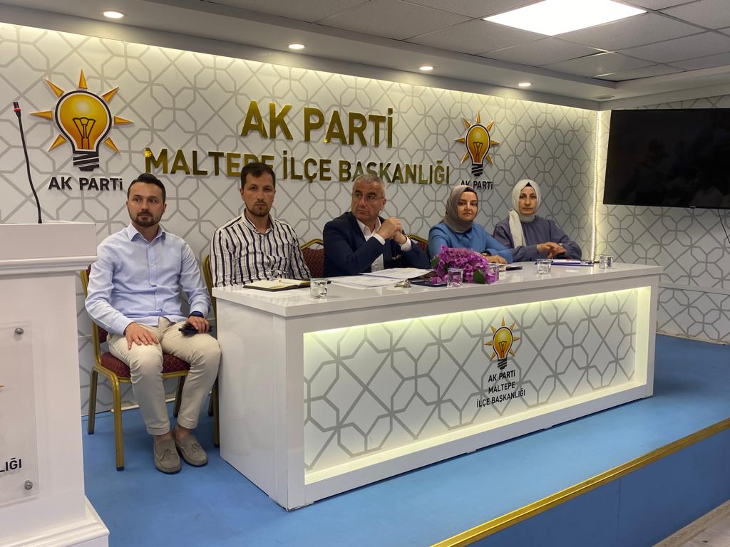 maltepeakgenc's tweet photo. İlçe Başkanımız Erdoğan Akkaya’nın Başkanlığında Yürütme Kurulu Toplantımızı ve Üç Kademe toplantılarımızı birlikte gerçekleştirdik.

Gücümüz beraberliğimizden💡🇹🇷

Haftalık üye kotasını dolduran Gençlik Kolları Başkanımız @AdemAlbyrkk  'ın hediyesini İlçe Başkanımız takdim etti https://t.co/IVcY46hv7J