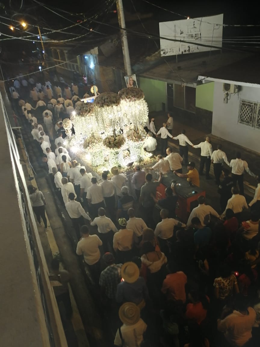 Hermosas imágenes de La Patrona Santa Librada por las calles de Las Tablas, a pesar de la situación del país sus devotos le rindieron su Fé.
<a href="/enazuero/">Enazuero.com</a> <a href="/TeamCedula7/">TEAM CEDULA 7</a> <a href="/santenos/">Santeños</a> <a href="/tablenos07/">tableños07</a> <a href="/tablenos/">Tableños</a> <a href="/laVillaLS7/">Sᴏʏᴄéᴅᴜʟᴀ7</a> <a href="/LaVillaLS/">LaVillaLS</a>