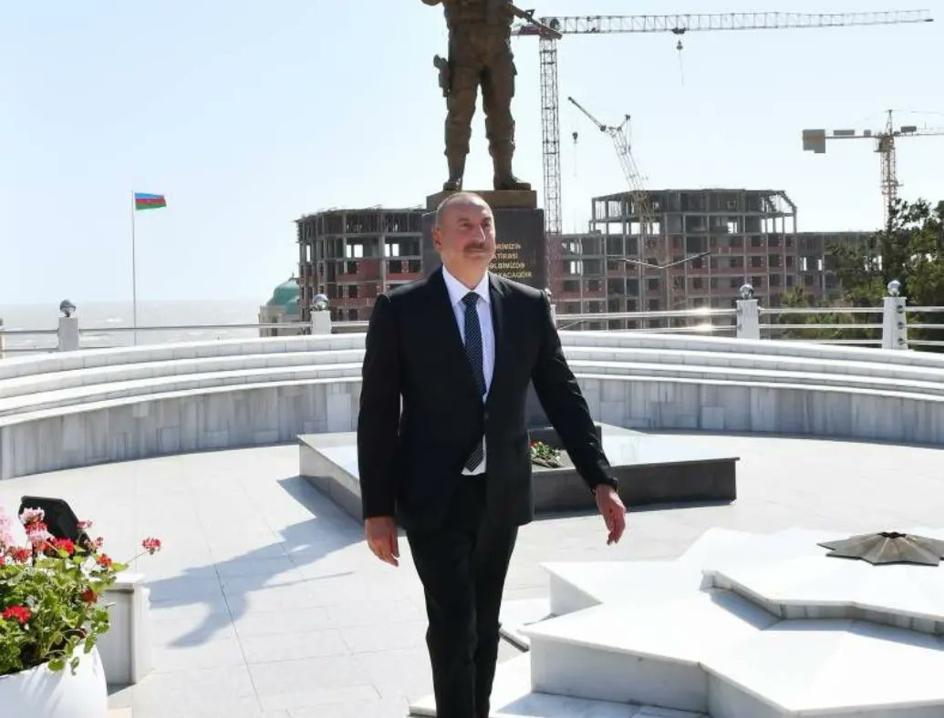 MuradNamiq's tweet photo. Prezident İlham Əliyev Sumqayıt Şəhidlər xiyabanında aparılan əsaslı təmir və yenidənqurma işləri ilə tanış olub #MyPresident #President #Presidente #Prezidentaz #Azerbaijan #Azerbaijani #Azeebaycan #YeniAzərbaycanPartiyası #YAPSabunçu #YAP @presidentaz @azpresident https://t.co/osw00YquoE
