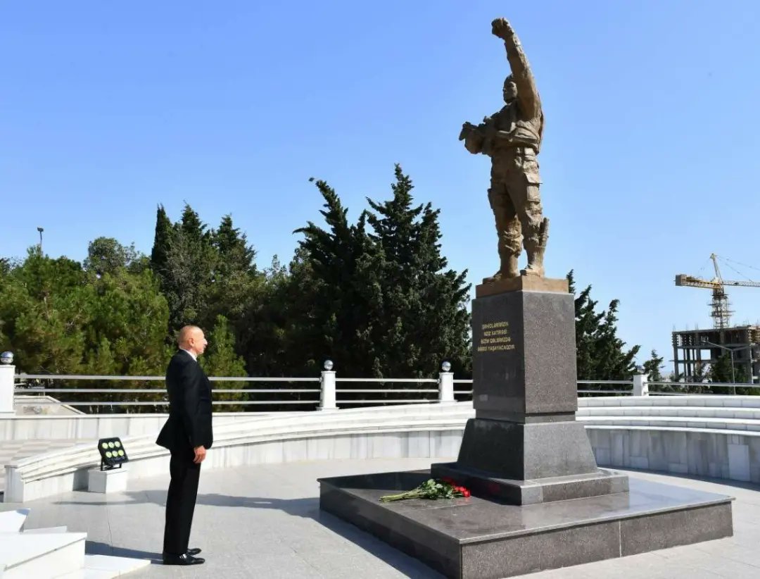 MuradNamiq's tweet photo. Prezident İlham Əliyev Sumqayıt Şəhidlər xiyabanında aparılan əsaslı təmir və yenidənqurma işləri ilə tanış olub #MyPresident #President #Presidente #Prezidentaz #Azerbaijan #Azerbaijani #Azeebaycan #YeniAzərbaycanPartiyası #YAPSabunçu #YAP @presidentaz @azpresident https://t.co/osw00YquoE