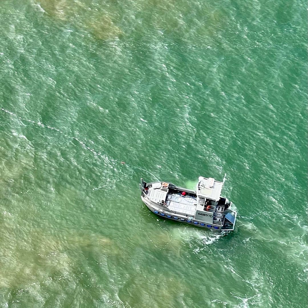 Check out this aerial view of one of the many small boats participating in Bristol Bay's sustainable salmon fishery. Thousands of fishermen work together with fisheries managers to make Alaska a global leader in responsibly harvested seafood. 📷: frbowers / Instagram