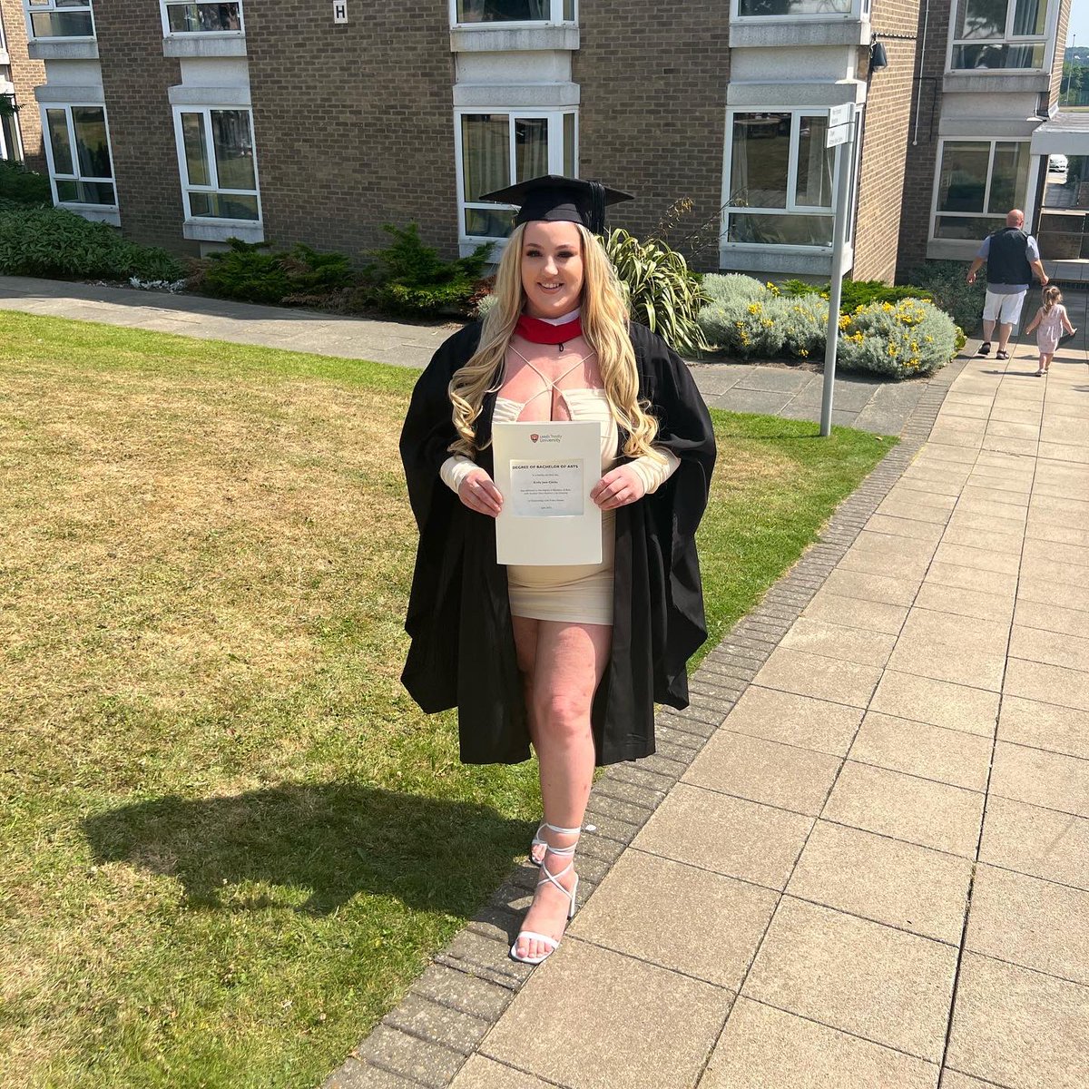 2 sisters + 2 days + 2 graduations = a doctor and a detective👩🏼‍🎓👩🏻‍🎓 Not bad for two working class girls from a small town in Yorkshire!