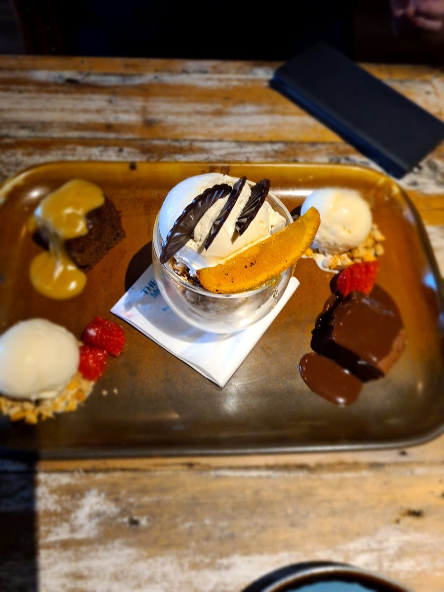 Trio of dessert ....when you just cant decide one one 😃 @thetealmonkey 🥮🍧🍨🐒 #Stickytoffee #Chocolatefudge #Cheesecake served with vanilla icecream