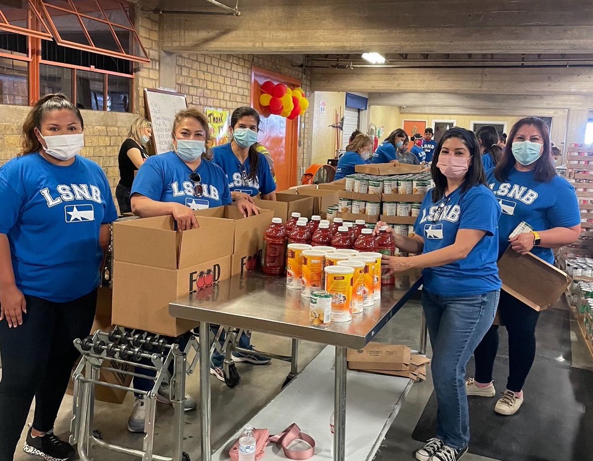 lsnbank's tweet photo. Lone Star National Bank is proud to volunteer in the Sort-A-Thon with The Food Bank of the Rio Grande Valley during our Summer of Service. We find value in giving our time to help change the communities we serve. 
#bank #LSNB #banking #communityservice #sortathon #foodbankrgv https://t.co/PIu28bOg1x