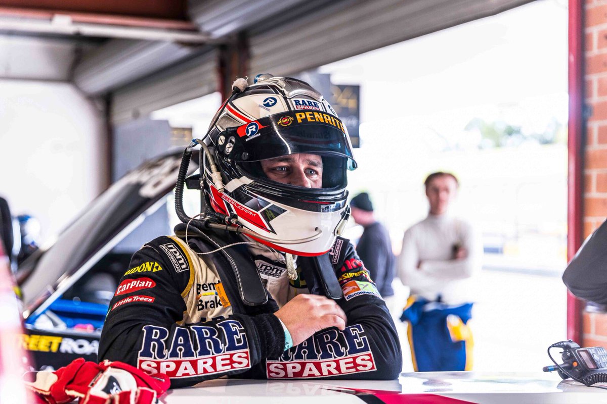 SupercarsAr's tweet image. Luego de casi 3 años fuera de las pistas, vuelve a correr @adamarjoram!

El piloto ex #V8Utes y #Super2 correrá la fecha de las V8 @SuperUtes en @thebend_msp sustituyendo al lesionado @CraigDontas.

#RepcoSC #V8SuperUtes #SupArg

Todos los detalles ➡️bit.ly/3cuXLna