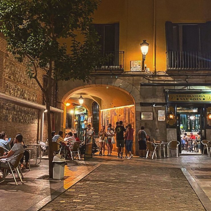 San Ginés siempre ha sido un icono de la noche madrileña. La pandemia nos obligó a interrumpir nuestro horario: abiertos 24 horas al día.

Poco a poco vamos recuperando los horarios nocturnos, por eso, desde mañana, ¡ABRIMOS HASTA LAS DOS DE LA MADRUGADA!

📸 @barbierisolhostel