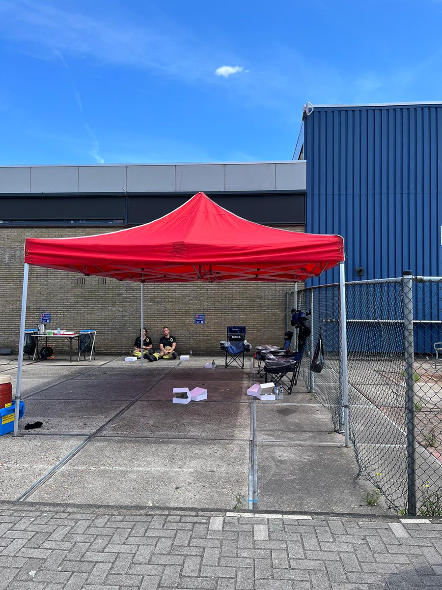 PostHoutveldweg's tweet photo. Inzet 11-0885 met extra #materiaal bij #zeergrotebrand Sluispolderweg. #fognails #tent #waterkanonnen en grootwatertransportsysteem 11-0664. @BrandweerZW @VrZW https://t.co/rNYd2TZkty