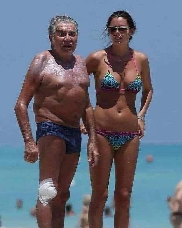veritebeaute's tweet photo. L'ultra millionnaire italien designer de mode Roberto Cavalli 80 ans avec sa petite amie de 22 ans.
Cela nous montre que le véritable amour n'a ni âges ni obstacles et que quand on aime désintéressément rien n'est impossible 😍😍🥰 https://t.co/j851Tp6WlF