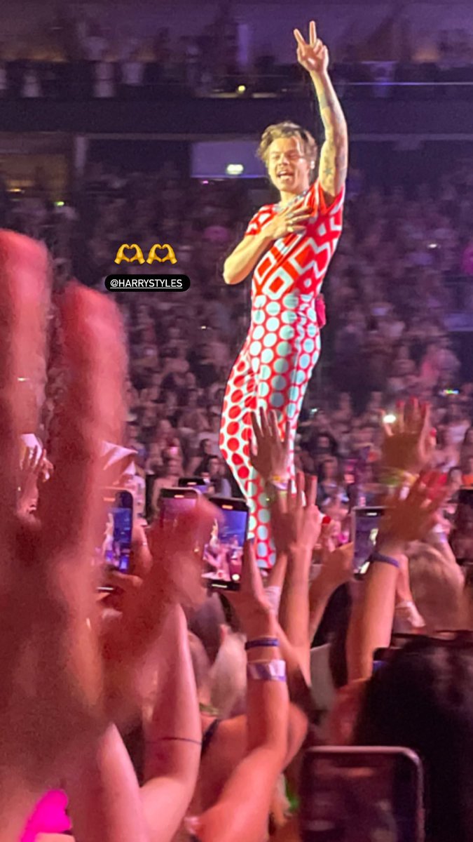 Harry waving to the crowd. 
#LoveOnTourBerlin
20.7.22

📸: mercedesbenzarena