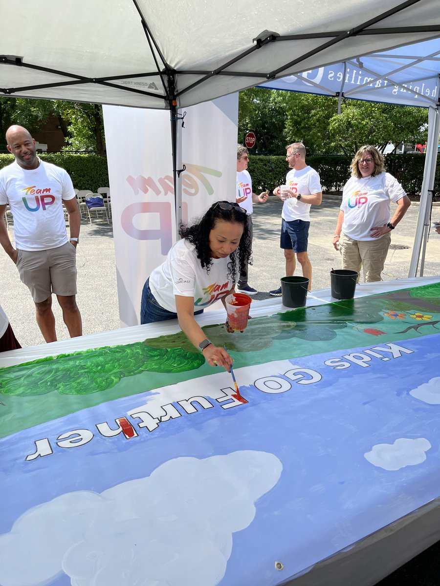 dalila_says's tweet photo. Had a great time volunteering with our Chicago team to create a mural that embodies the mission of @ChicagoCommons—empowering children by providing quality education and family-centered support. Big thanks to everyone who made this happen! #TeamUp #ChicagoConnected https://t.co/mcrDoqpfBw