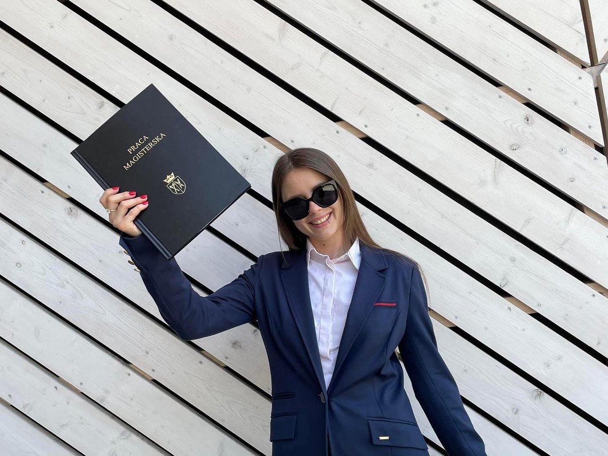 Co to był za dzień!
GRATULACJE!
Moja Córka Maria obroniła pracę magisterską z wynikiem BARDZO DOBRYM ✌️Na Wydziale Inżynierii Produkcji i Energetyki, kierunek Zarządzanie i Inżynieria Produkcji.
Po pięciu latach studiów uzyskała tytuł: magister inżynier.
Jestem tak z niej dumny!