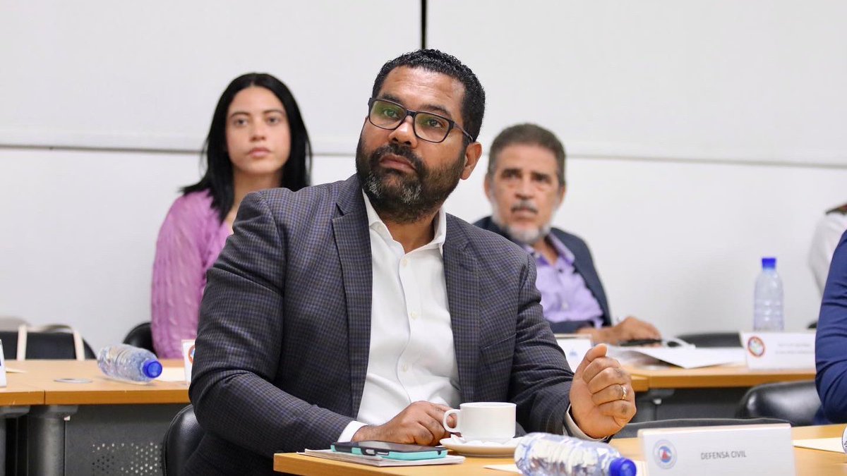 JuanSalasRD's tweet photo. También el Cnel. Rubén Frontal Carran ERD, presentó a los integrantes de la CNE los avances en la reestructuración del Equipo de Información Geoespacial (EIGEO) unidad consultiva de la @cnedom encabezada por @sinicnerd. https://t.co/IDSAraulez