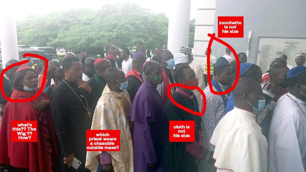 Jay_Magnifico_'s tweet photo. @SaharaReporters What priest wears a chasuble outside of the mass?😂🤣🤣

These APC guys no rate us abeg💔💔💔 https://t.co/sCvtSybDhf