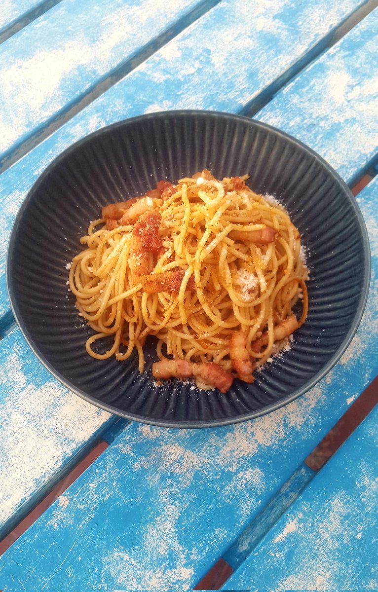 Cenemos... spaghetti al pesto rosso, con falso guanciale y queso rallado
#laspagheteria #cookingpasta