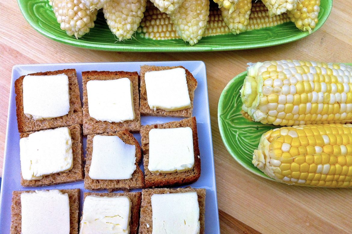 For the best combination of ease &amp; flavor when cooking corn on the cob, steam it! And if you're tired of waiting for a stick of butter to travel around the table, I have a trick for that.
fountainavenuekitchen.com/steamed-corn-o… #fountainavenuekitchen #cornonthecob #summerrecipes #whatsfordinner