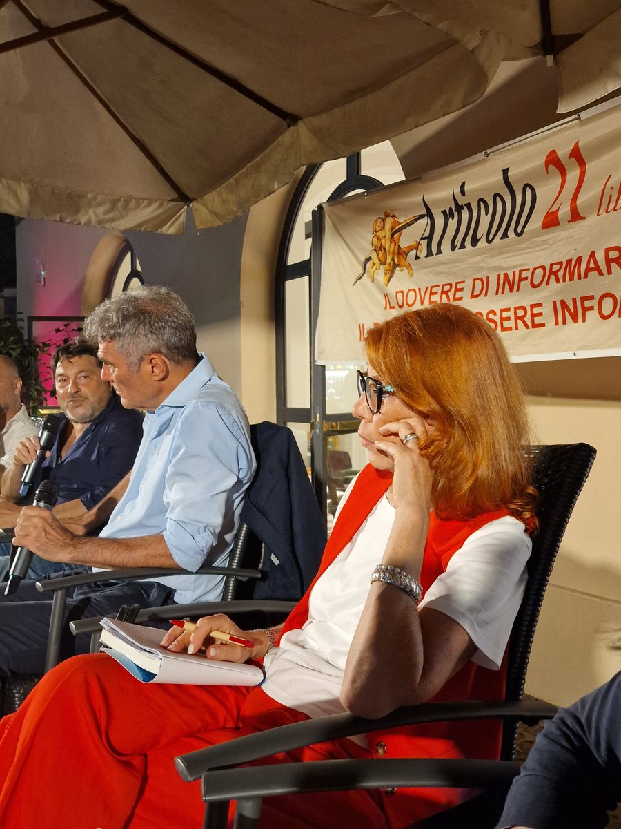 Reale_Scenari's tweet photo. #20luglio Festival @Artventuno. La serata finale. Si parla di pandemia, guerra e #curadelvero. Grande pubblico attento e partecipe. Informazione è sempre su qualcosa, utile se aiuta a capire https://t.co/MDncTQofZ8