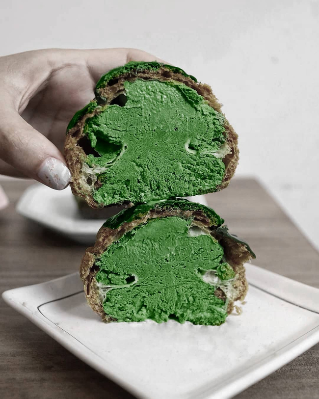 Matchaeologist's tweet photo. Tag your #MatchaBestie with whom you’d love to devour these 🌿 #MatchaChoc #Puffs — the perfect sweet treats 😍 for all of us #Matchaholics to keep us going through the week! (📷: @ bagelastyle_matcha) Try our Midori™ matcha for your matcha creations. 👉 https://t.co/uY5eV5hiA8 https://t.co/v5TsX0658z