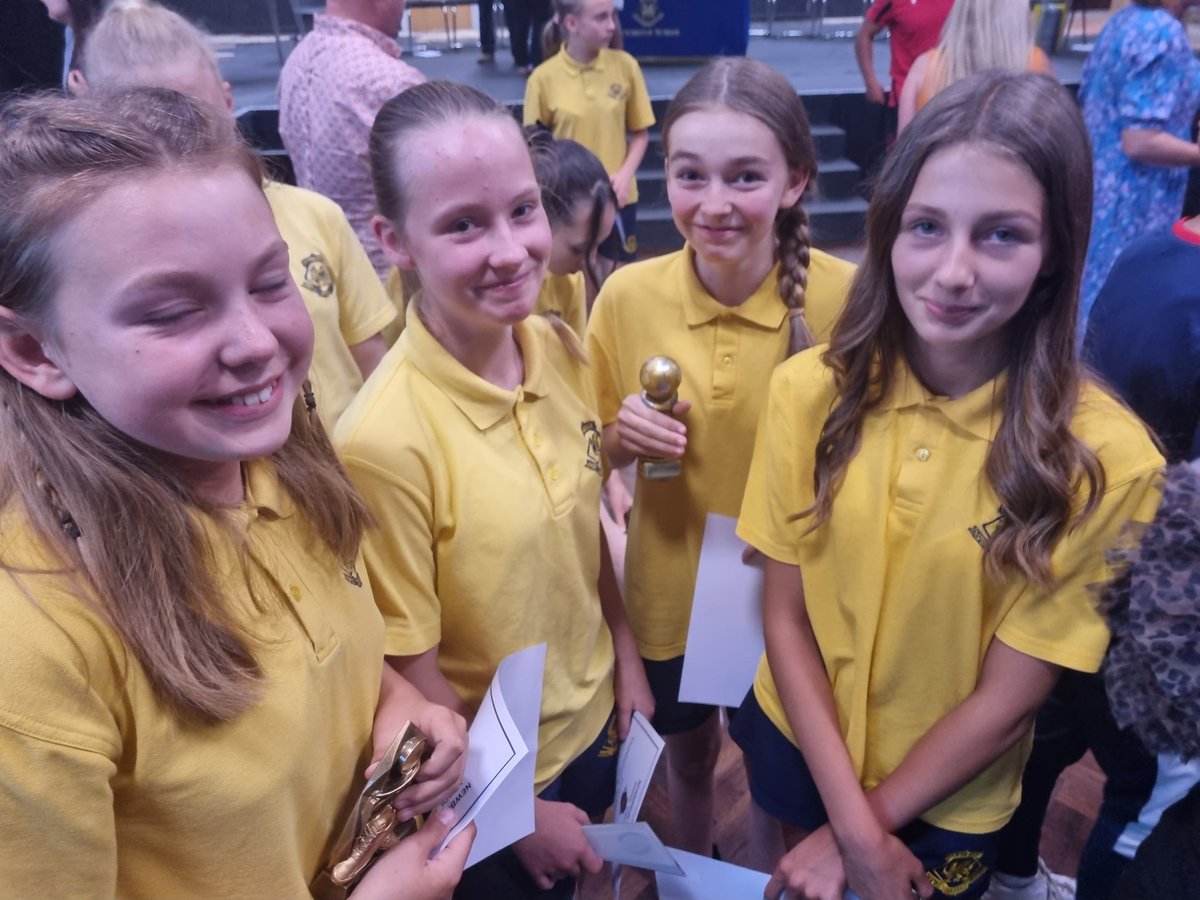 TStarsGirlsFC's tweet photo. Good to be at Newbridge High tonight for their Sports awards 4 of our 13s and a few more girls from the club getting trophies 🌟

Maisy netballer of the year 🏐🏆
Milly representing Gwent⚽️🏆
Lucy Footballer of the year⚽️🏆
Gracie Cross-country 🏃‍♀️🏆

Well done Girls https://t.co/TIw1BnOPRO