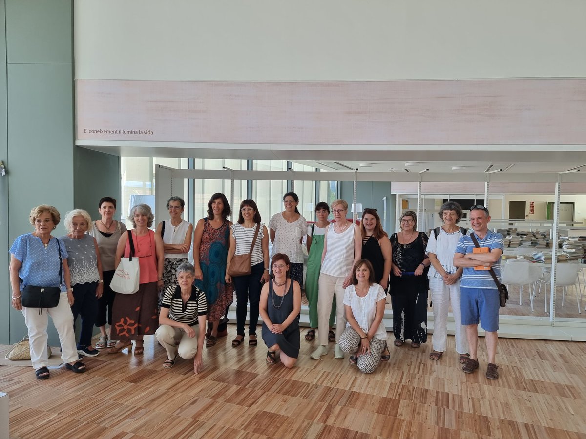 Avui, companyes de les Biblioteques d'Osona han visitat la nova Biblioteca Pilarin Bayés per conèixer el nostre projecte i els diferents espais i serveis de l'equipament. <a href="/bibliotequesXBM/">BibliotequesXBM</a> <a href="/vic_cultura/">Vic Cultura</a> <a href="/vic_educacio/">Vic Educació</a> #quefemalesbiblioteques <a href="/bibliomanlleu/">Biblioteca Manlleu</a> #novabibliotecavic