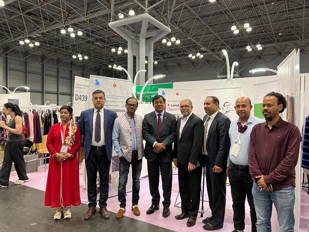 MSIslam60's tweet photo. Pleased to visit Bangladeshi stalls at #Texworld Summer 2022 @javitscenter NY and meet BGMEA Vice President 
Shahidullah Azim and other exporters. RMG export to the US market was $9 billion in 2021, thanks to excellent quality-price rapport of Bangladeshi products. https://t.co/nxW0iMbHwM
