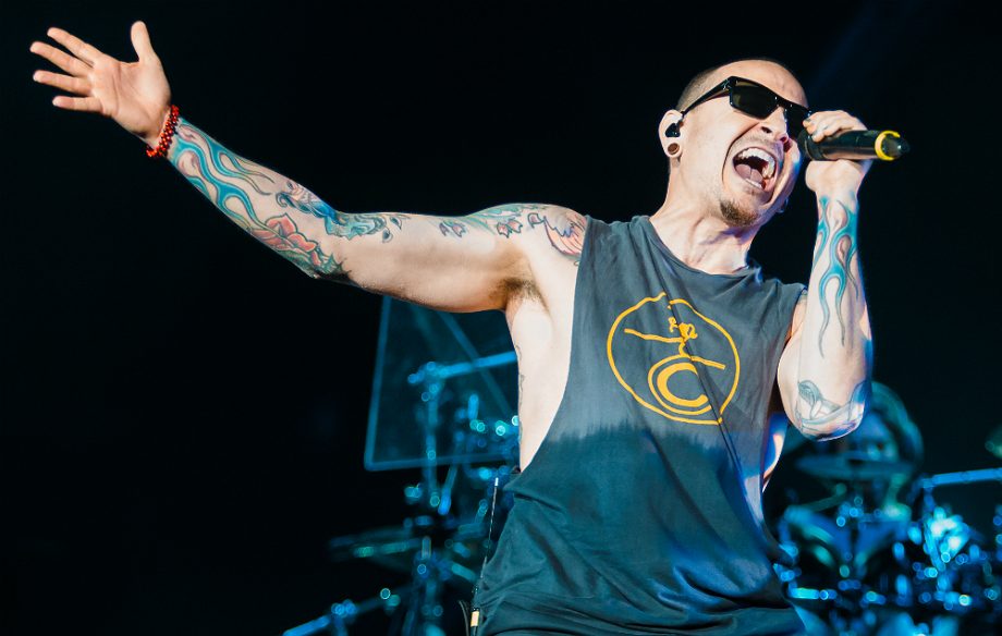 JuanLuAlmech's tweet photo. Who cares if one more light goes out? 

Well I do...

5 años desde que tú luz se apagó... Te seguimos echando mucho de menos... 

#FuckDepression
#MakeChesterProud 
#320ChangesDirection https://t.co/TFTfcTfm3s