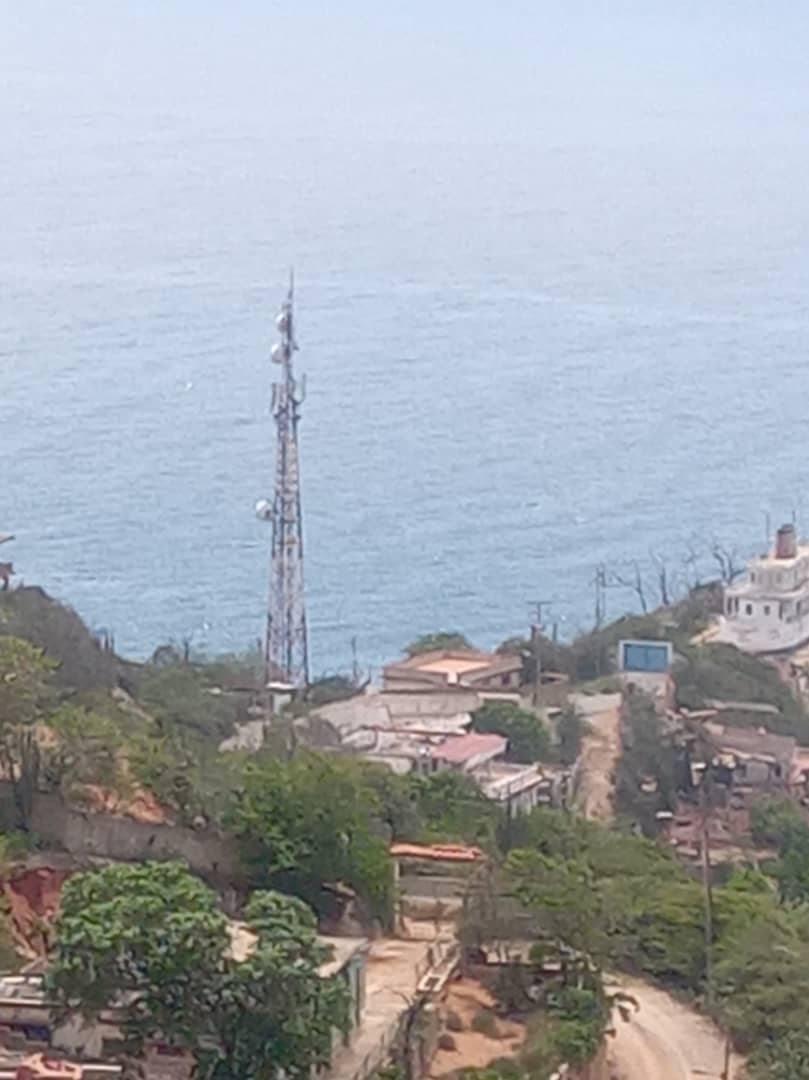 Adassa2022's tweet photo. @dcabellor @ConElMazoDando Mi Cap los habitantes del Sector TAGUAO en la Parroquia Carayaca Eje Costero La Guaira están incomunicados. Sin Movilnet ni Cantv, tampoco hay señal de Digitel o Movistar. Urge el tema de las telecomunicaciones en esa comunidad. Un llamado a @Conatel https://t.co/Va7OqgRjdG