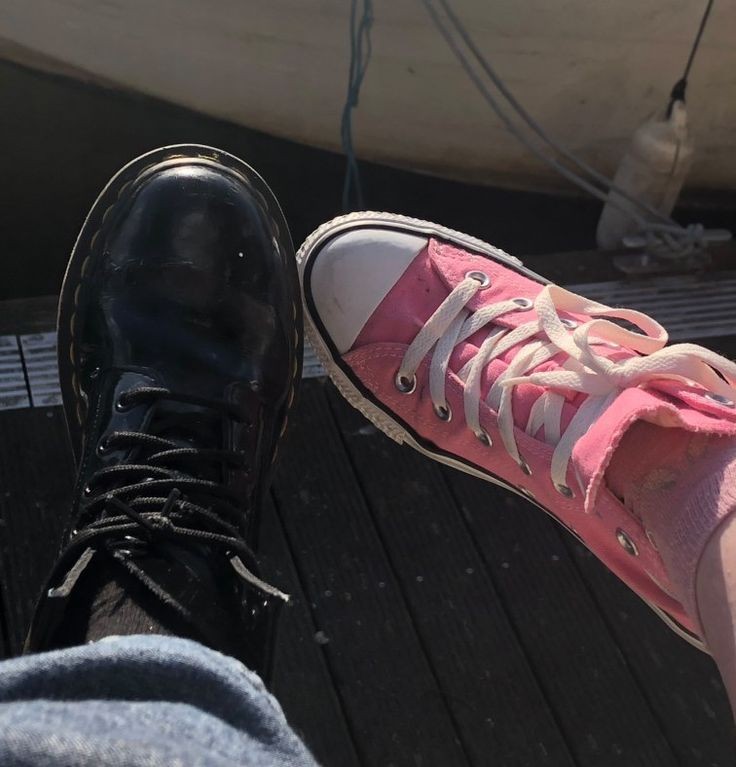 V4MP1R3QUEEN's tweet photo. Eu já disse que te amo, embora eu ache que em duas palavras eu nunca consiga expressar o amor que eu sinto por você. 
Você é o rosa das minhas bochechas, e eu confesso que isso me assusta por que significa que eu tô ficando um pouquinho mole. Feliz um mês, te amo BonBon @iamjubs https://t.co/WH5l6EONm5