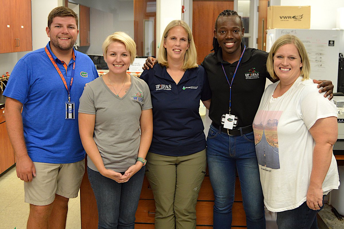 SoilWaterSci's tweet photo. Dr. Mary Lusk, assistant professor of Urban Soil and Water Quality, (center) with her students and lab technician in her lab at the @UFGulfCoastREC.
Learn more about the research of @UF_MaryLusk:
https://t.co/zuFoMeI7B9 https://t.co/UgTBcwysdY