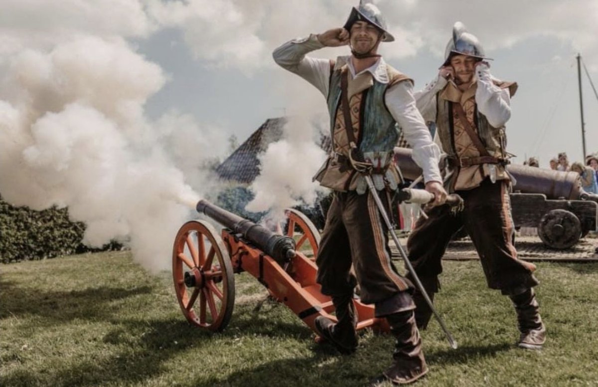 SlotenFriesland's tweet image. Op vrijdagavond in het hoogseizoen is het traditiegetrouw tijd voor de Stadsschutterij met het kanonschieten bij de molen. Na afloop livemuziek in de stad.