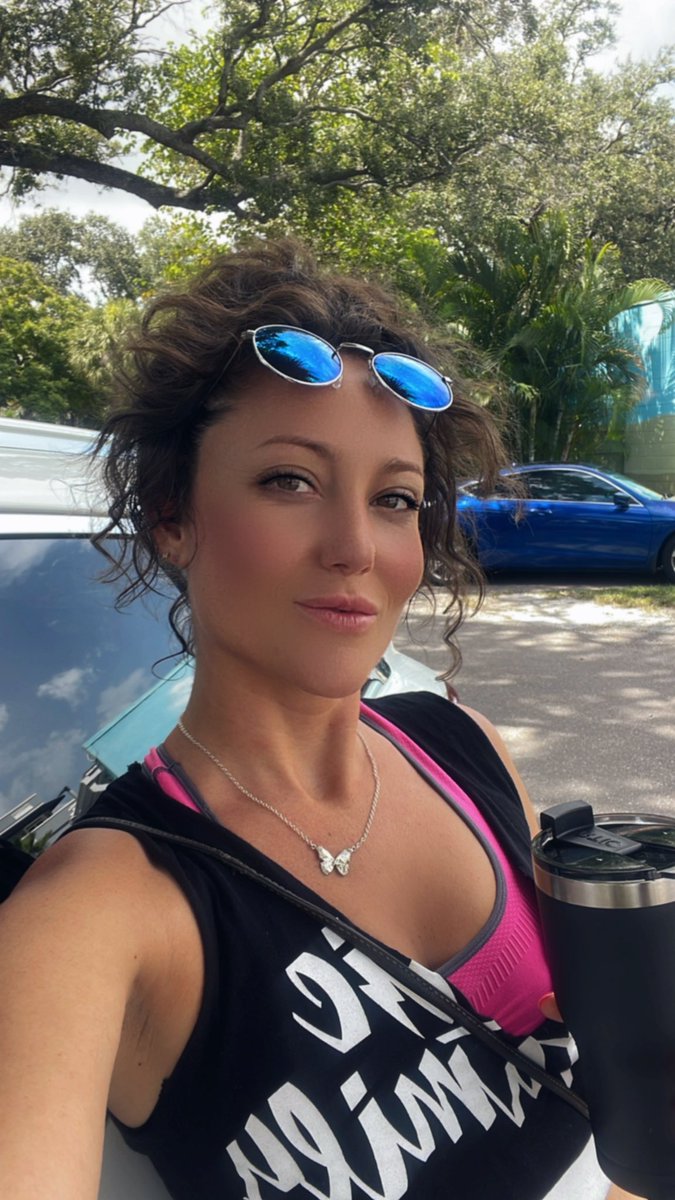 LoloMayhew's tweet photo. Got that #workout on! And #YogaRoutine flowing! @CampTampa #Yoga #MidWeekWorkout #MindAndBody 💪🏻💪🏻💪🏻 https://t.co/453XyGu44c