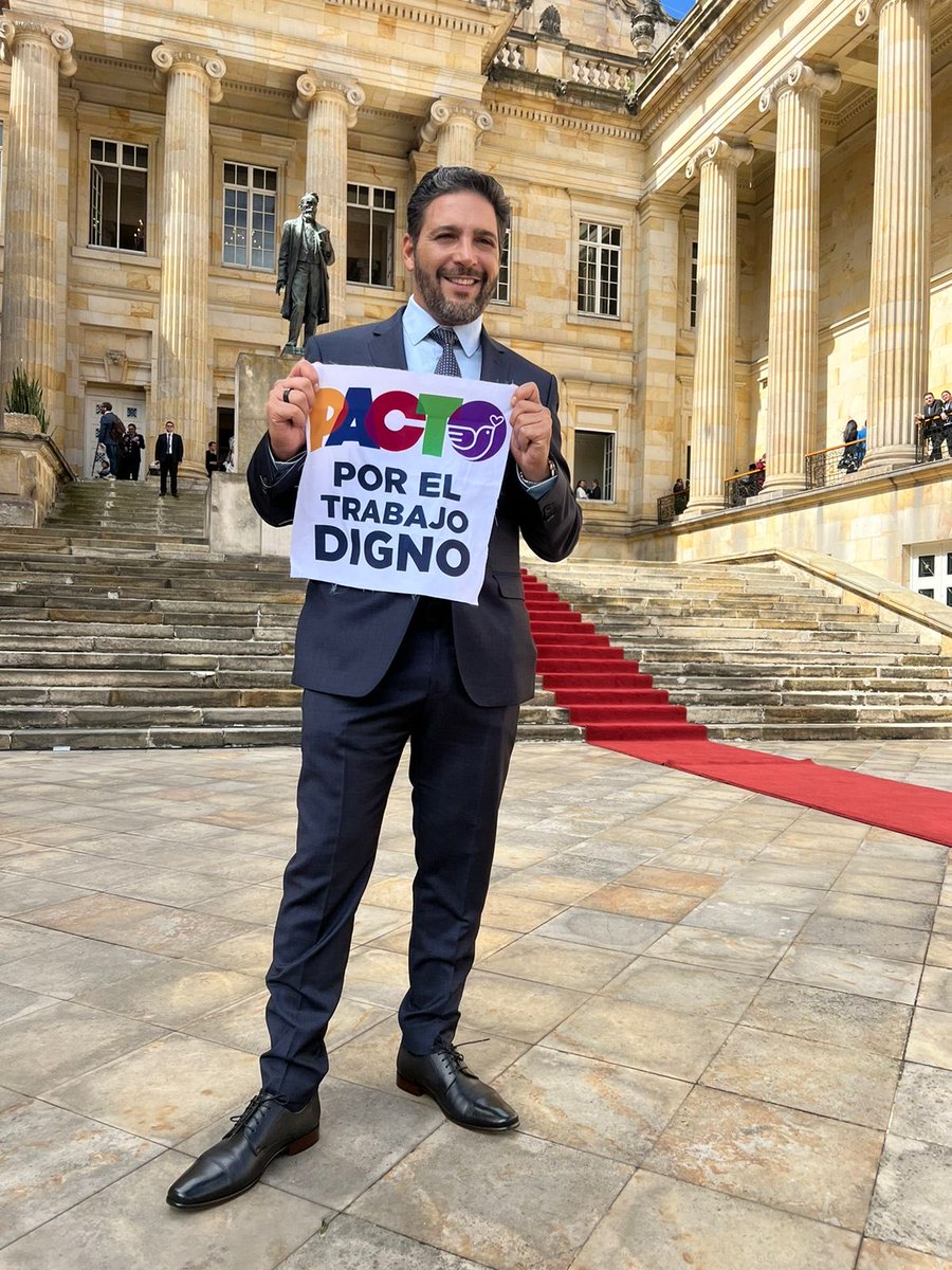 agmethescaf's tweet photo. No hay mal que por bien no venga. En el año 2012, cuando salí con el corazón roto de ⁦⁦@CaracolTV⁩ porque el canal desconoció mis derechos laborales durante seis años, sentía que sería el fin. Y no, fue el más bello comienzo. Me inspiraron a luchar por el #TrabajoDigno. https://t.co/QUBDPsO05e