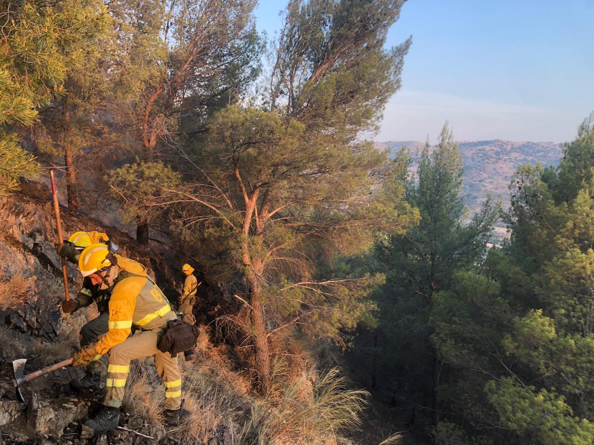 22:13📸Últimas horas de luz en el #IFAteca #Zaragoza los #BomberosForestales <a href="/BrifDaroca/">BRIF Daroca</a> RD ya sin medios aéreos se siguen batiendo el cobre para defender el pueblo de Bubierca.

GRANDES!

Somos #BRIF de <a href="/mitecogob/">Transición Ecológica y Reto Demográfico</a>