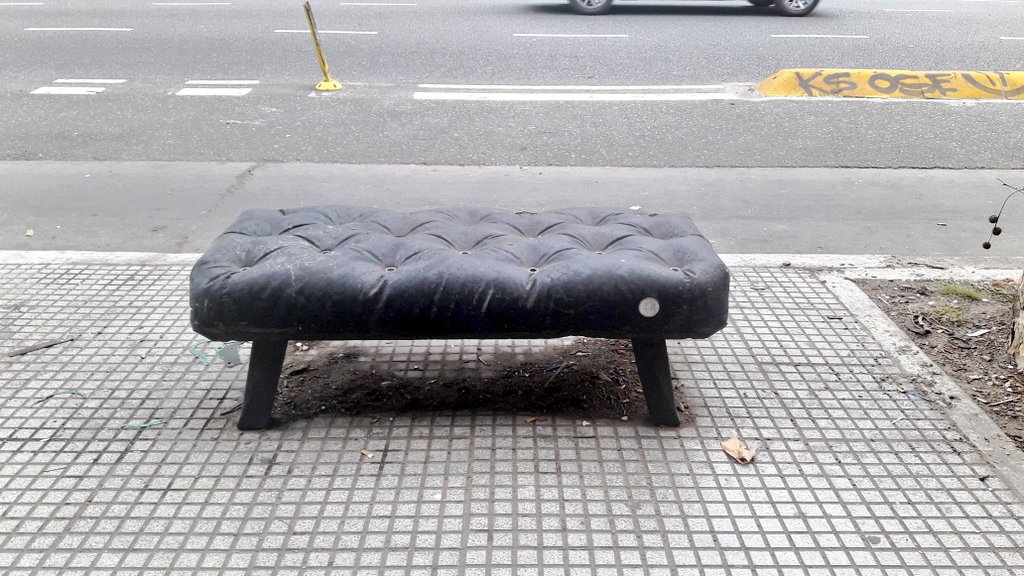 miltonroses's tweet photo. 32) IMPORTANTE: vas a caminar mucho. En un punto vas a estar cansado y vas a ver unos bancos en la vereda que se ven acolchonados y mullidos. NO TE SIENTES, son una trampa de concreto y el coxis te va golpear la nuca. Para mí los mandó a hacer alguna asociación de traumatólogos. https://t.co/pVRLDf0CDD