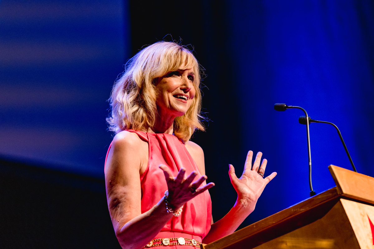 maxinehowellsphoto tweet media