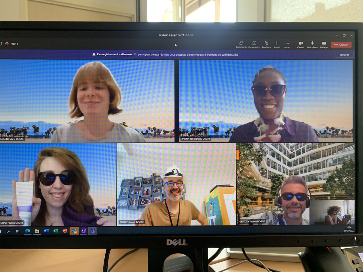 Quand t’es pas en #vacances ☀️ mais que tu as trop envie d’y être ! Tu organises ta réunion d’équipe en mode  plage avec les indispensables 😎 🧴 👒 collier de 🌺 #insolite #collectif #decale