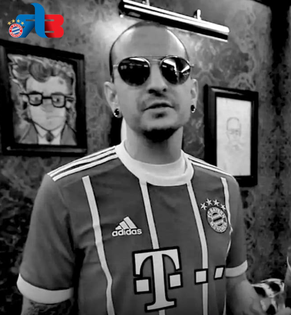 IbraRuba's tweet photo. لم يكن عشاق فرقة Linkin Park يتخيلون أن يتوقف صوت تشيستر بنينغتون الرائع عن الغناء
حيث صُعق الجميع بخبر وفاته منتحراً بعد ظهوره قبل يوم بمظهر السعيد المبتسم ولكنه في الواقع كان بعيد كل البعد عن السعادة
تشيستر كان من أعظم مشجعي بايرن ميونخ
5 years ago today #RIP_Chester 🙏🕊 https://t.co/uClbumm2xD