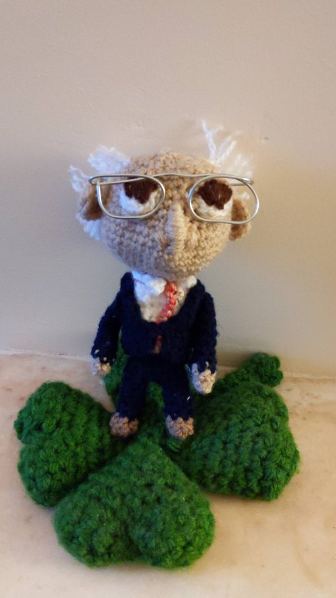 stinpizzamou's tweet image. #χειροquest το ξέρω σας έχω πρήξει με τα πλεκτά μου αλλά... Here&apos;s #MichaelDHiggins πρόεδρος της Ιρλανδίας. Τουλάχιστον ότι κατάφερα να φτιάξω χωρίς pattern. 
Πρέπει να του ισιωσω το κουστούμι. H γραβάτα έχει Murrell κόμπο γιατί είμαι και ψυχαναγκαστικη