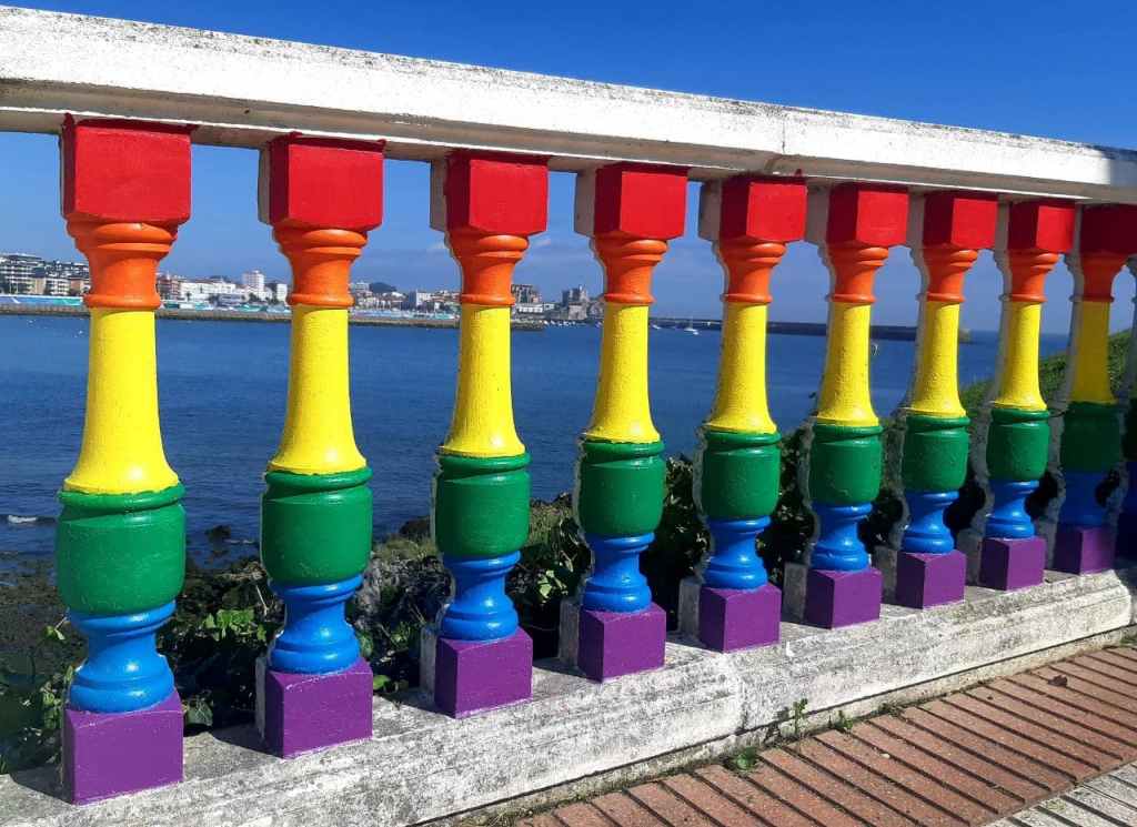 Lassinsombrero1's tweet image. El año pasado, con motivo del #Orgullo2021 pintamos un tramo de la balaustrada en la entrada del Parque Cotolino, en #CastroUrdiales.
Durante un año se había mantenido como lo que es: un símbolo de aceptación y respeto.
Hasta hace unos días... 
Abrimos hilo 👇🏽👇🏿👇🏿👇🏾