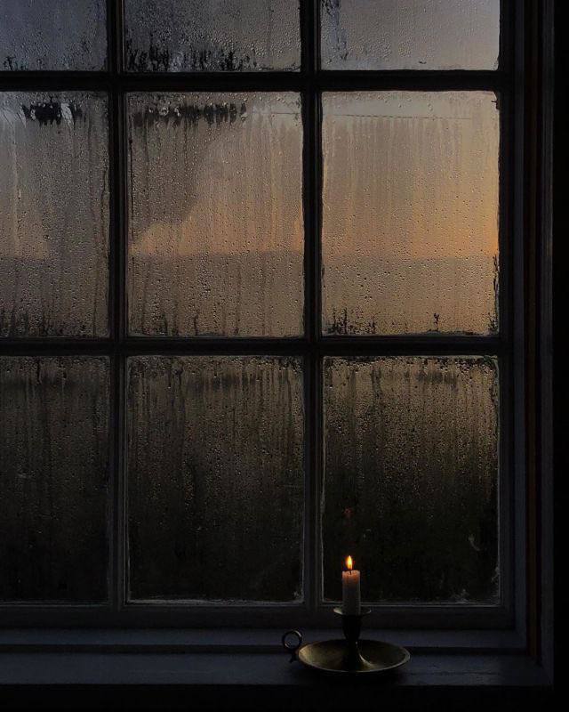 .
وفي نهاية يومك إن كانَ جميلًا، هادئًا أو كئيبًا، لا مانِع مِن أن ترضى، أن تتقبل ما أنت عليه، حينها تٌبصر الطريق الذي عليك أن تسلُكه، تدع ربَك يحدد مسار حياتك وسعادتك، وتقبل بما أتاك، عامِل الله باليقين، لِيعاملك بالمعجزات، ولا تهدأ، كُن مختلفًا بكل ما فيك...
.
.