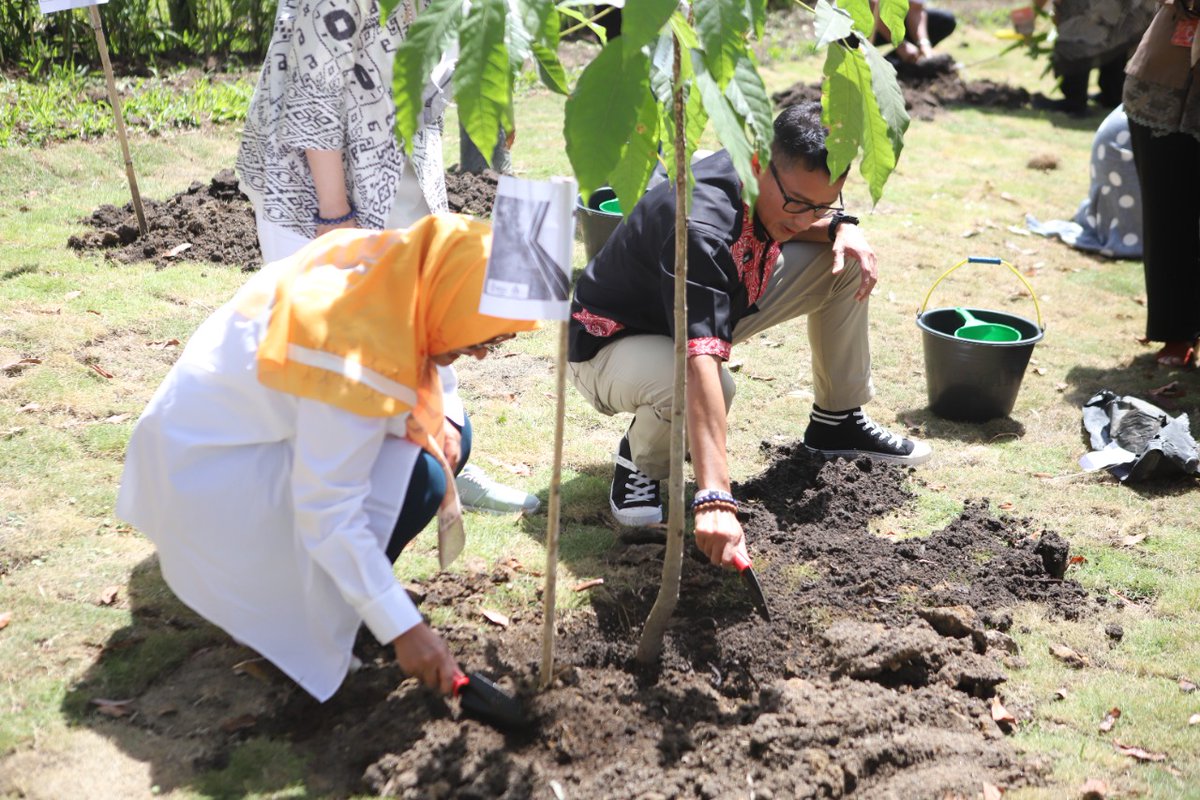 On the 2nd day of the @w20org Summit, <a href="/UN_Women/">UN Women</a> delegation joined the Minister of @Kemenparekraf <a href="/sandiuno/">Sandiaga Salahuddin Uno</a> for a tree planting ceremony in Kaldera Toba <a href="/UNESCO/">UNESCO 🏛️ #Education #Sciences #Culture 🇺🇳</a> Global Geopark to promote tourism and support environmental conservation 🌿

#RecoverTogetherRecoverStronger