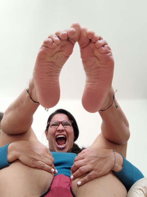 BOCA SUELAS O.......?????😈😈😈😈😈😏😏😏😏🤤🤤🤤🤤☯️ https://t.co/jh9yyItISe<a href="/tag/cameltoes"class="tags"><span>#cameltoes</span></a>