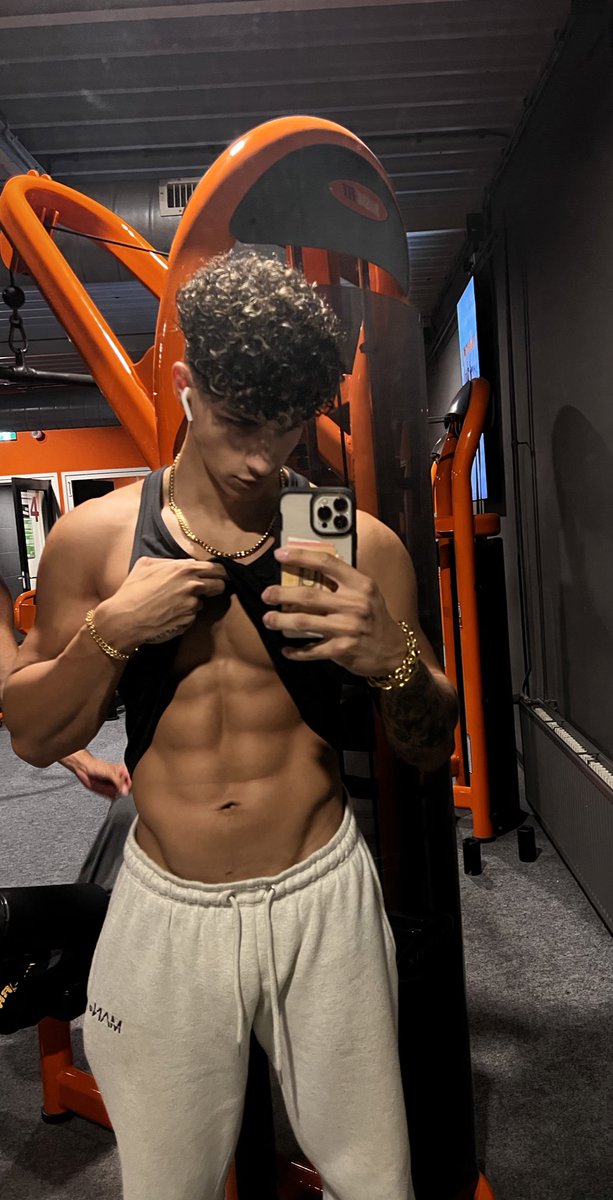 VMusclesub's tweet photo. He lifts his shirt. You buy him a gift. #findom

https://t.co/zXozLEyeK5 https://t.co/1rMF86itbh