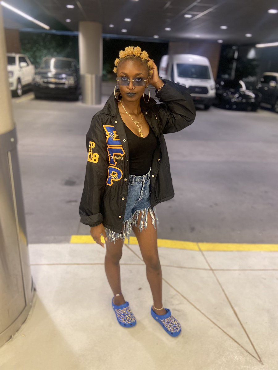 slimjiimmm's tweet photo. It’s #PrettyPoodleWednesday 🐩💙💛 https://t.co/gAuPSgIvPf